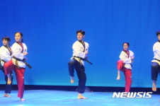 절도있는 동작으로 관객 압도하는 우리나라 태권도시범단