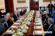 트럼프와 모디, 백악관서 만찬 