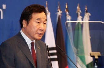 문 대통령 축사 대독하는 이낙연 총리