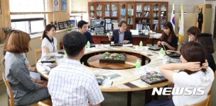 주무관들과 대화하는 조희연 교육감