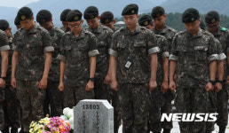 묵념하는 37사단 장병들