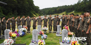 추모 경례하는 37사단 장병들