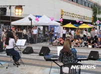 안산시민들, 상록수역서 예술열차 공연 관람