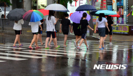 우산 펼쳐들고 하교 길