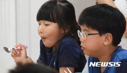 급식 대신 도시락 먹는 초등학생들