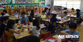 도시락 먹는 초등학생들