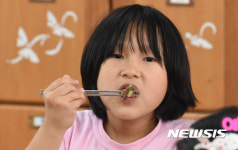 급식 대신 도시락 먹는 초등학생들