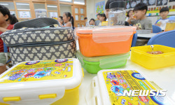 급식 대신 도시락 먹는 초등생들