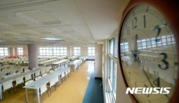 점심시간에 텅 빈 초등학교 학생식당