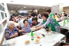 삼계탕 배식하는 박춘희 구청장