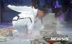 북한 태권도 시범단의 멋진 격파