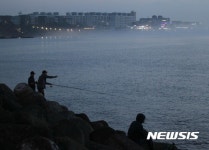 안개 낀 제주 탑동 해변