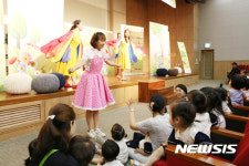 씨유아산충무병원점 | 병원서 공연 관람하는 어린이들