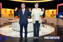 포즈 취하는 박원석-이정미