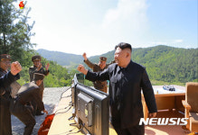 화성-14형 미사일 발사에 환호하는 김정은