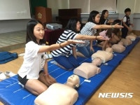 심폐소생술 교육받는 천안업성초 학생들