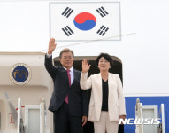 환송인사들에 손 흔드는 문재인 대통령