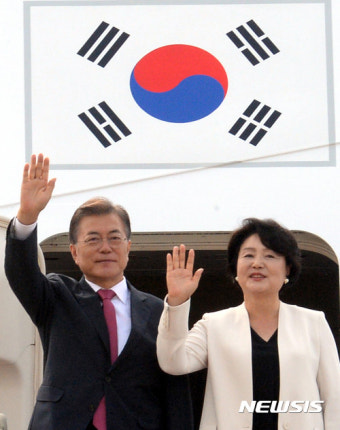 환송인사들에게 손 흔드는 문재인 대통령 내외