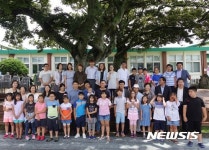 종달초 학교 구성원 기념촬영