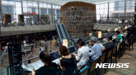 더위 피해 벌마당 도서관으로 모인 시민들