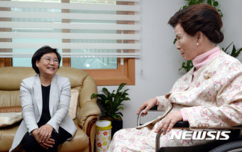 손명순 여사와 대화하는 이혜훈 대표