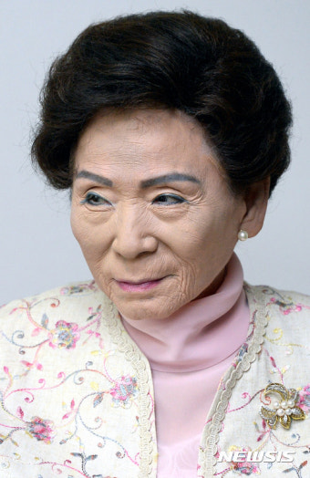 이혜훈 대표 인사말 듣는 손명순 여사