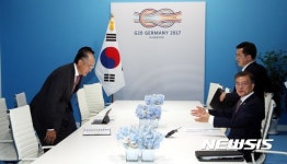 자리에 앉는 김용 총재