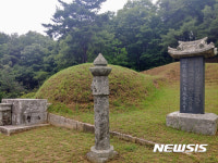 어사 박문수 묘비 손상