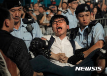 홍콩 우산혁명 주역 조슈아 웡, 경찰청장 상대로 손배소 제기 