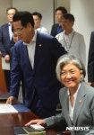 밝게 웃으며 입장하는 장관들