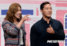 스테파니-윤태식, 포즈가 어색해