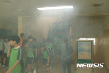 소방훈련 중인 풍암중학교 학생들