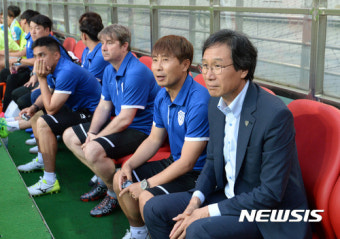 경기 시작 기다리는 최순호 감독