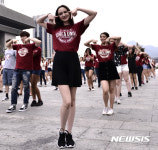 광화문 광장서 펼쳐진 대규모 k-pop 플래시몹