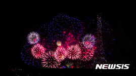 프랑스 바스티유의날, 파리의 밤하늘을 수 놓는 불꽃