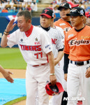 힐만 감독에게 인사하는 김기태 감독