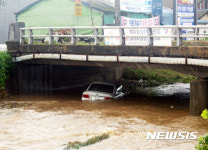 [종합]충남 북부 거센 장맛비···천안 도로·주택 곳곳 침수피해