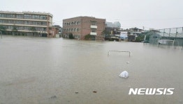 청주 학교 피해 잇따라…교실·급식소 침수·옹벽 붕괴