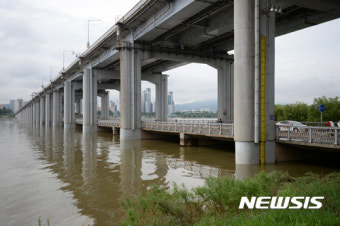 잠수교 수위 높아졌지만 통행가능