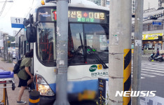시내버스 운행 중 운전기사 가슴통증으로 사고···경찰의 긴급 조치로 목숨건져 