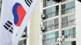 '제헌절에 태극기 게양하세요'