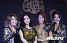 포즈 취하는 김경선-배해선-최정원-전수경