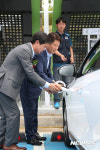 전기차 충전 시연하는 권영진 시장