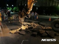 울산 방어진순환도로 상수도관 파열·도로 누수…긴급복구 