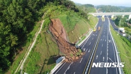 토사 흘러내린 충북 영동 국도 4호선 절개지 