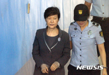  박근혜, 이재용 재판 끌려나올까…구인장 집행 주목