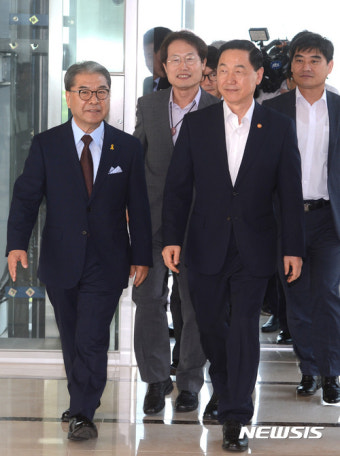 시도교육감 간담회 참석하는 김상곤 부총리