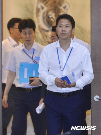 회의실 들어오는 임종석 비서실장
