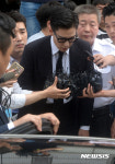 고개숙여 사과하는 탑