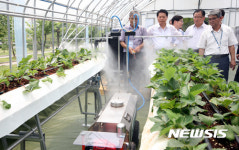 스마트 농자재 설명듣는 김병원 농협중앙회장